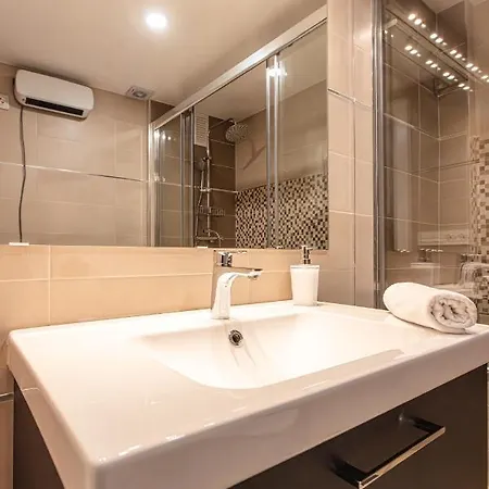 Holidays, Tripp, 1 Dormitorio, 4 Personas, Terraza Apartment *